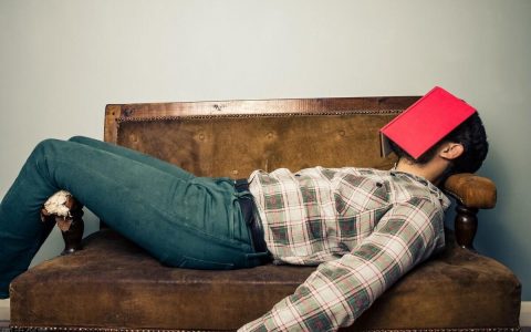 一定要睡够8小时才健康？你知道的可能是错的，揭开睡眠5大迷思（一天睡够8小时还是困）