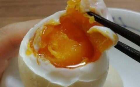 咸鸡蛋怎么腌？记住这个“土方子”，鸡蛋10天就冒油，比卖的还香