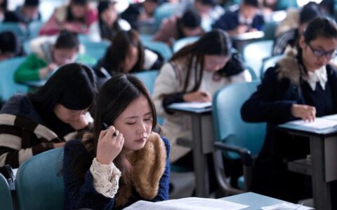 英语四六级发生变化，部分学生没有报考资格，425分以下别大意(四六级考试不考)