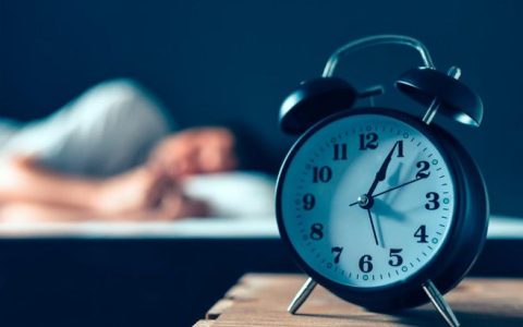专家称8小时睡眠论可能是错的 网友：八个小时工作制有害身心健康（八小时睡眠论你知道的可能是错的阅读文章）