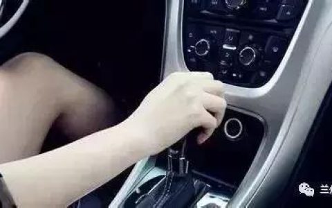 汽车急刹时该不该踩离合？很多老司机都可能会搞错-开车急刹车时需不需要踩离合踏板