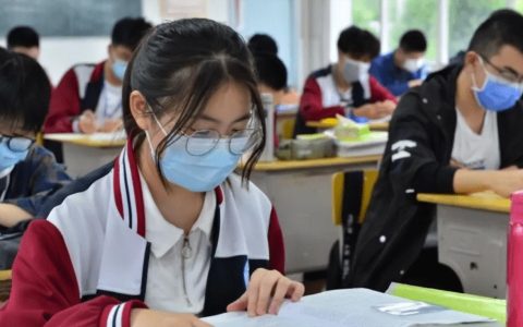 河南一老师漏为15名高考生报考，竟让签字自行放弃，太不像话了（高考考生迟到事件）