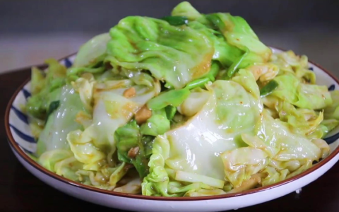 原来炒包菜也有窍门，加一种调料，简单一炒，比大鱼大肉都好吃-炒包菜的秘诀