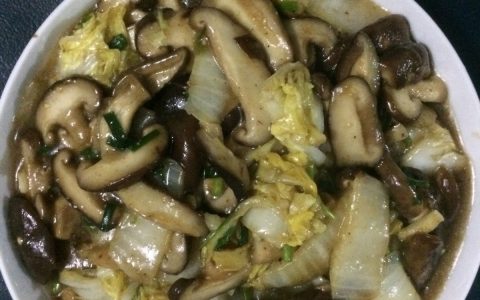 白菜怎样炒好吃，搭配菜也很重要，第一次炒“白菜炒香菇”挺好吃-白菜炒香菇的简单做法