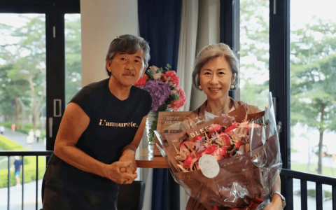 都是白发苍苍，林子祥十足老爷爷，叶倩文容貌和状态比实际年龄小(叶倩文林子祥唱的歌)