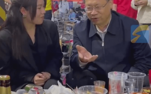 原创
潍坊出手了文旅局长在淄博烧烤摊疯狂揽客，这样的山东能拒绝吗？（潍坊文旅局局长王伟利）