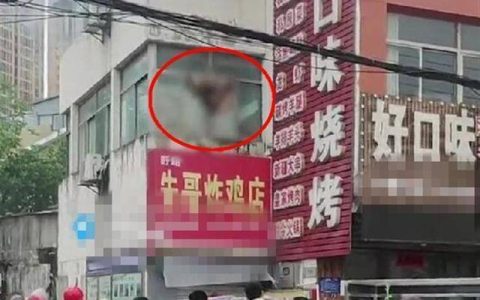 女子遇火灾将2娃扔下楼获救自己身亡！此时此刻我们该如何反省？（火灾女孩死亡）