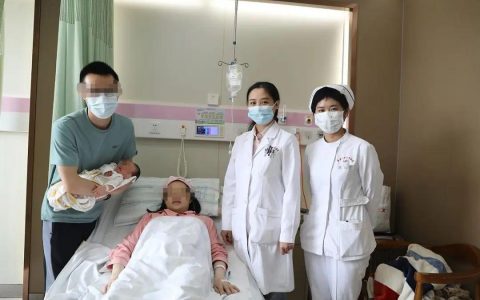 出现概率仅百万分之一，武汉夫妻诞下“镜面宝宝”-武汉新婚夫妇