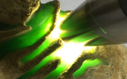 三分钟教你翡翠原石赌石品级的鉴定方法！多利多（赌翡翠原石涨的概率大吗）