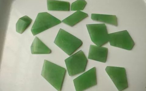 600买的翡翠原石，切出一堆苹果绿挂件，戴不完！（苹果绿翡翠吊坠腐蚀）