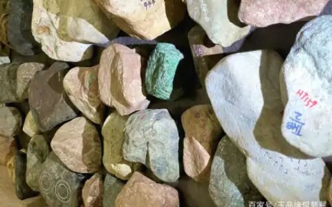 翡翠原石，不同的皮壳是怎么来的（翡翠的皮壳种类和识别图片视频）