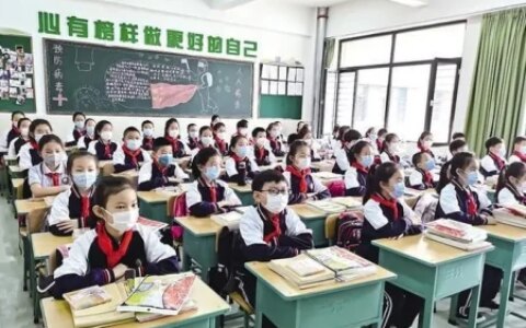 一学生因自己名字火了，老师看后让学生别用网名，学生亮出身份证惊呆了