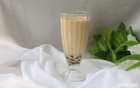 别再喝外面的“香精奶茶”了，自己在家就能做，简单又好喝（奶茶香精的作用与功效图片）
