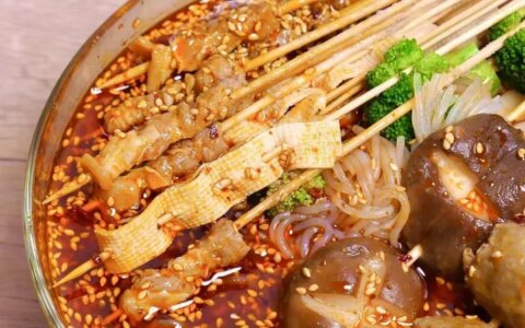 哪位亲可以告诉我钵钵鸡的具体做法，感激不尽啊。。。。。？（钵钵鸡的做法视频）