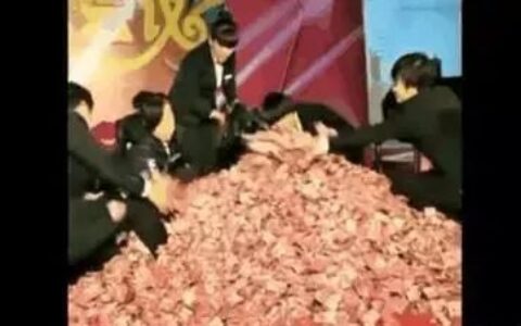 老板拿五千万给员工发奖金，一人只能捧一捧，几个女生上台后老板后悔了（奖励500万元）
