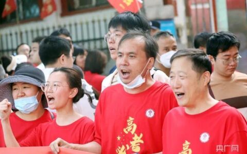 第一个飞奔出考场的考生说了啥？直击高考首日名场面-2018年第一个飞奔出考场的人