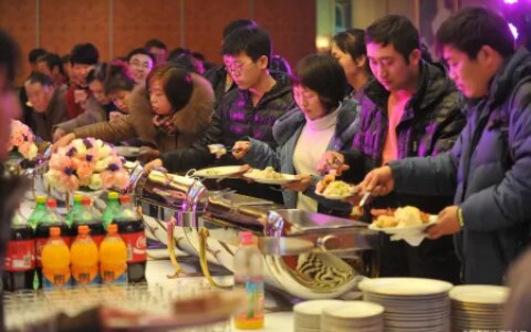 吃自助餐为了回本打包400元食材，转变一下吃自助的想法-自助餐偷偷打包带出去