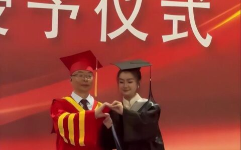 毕业典礼比心时校长手指被强制掰弯，网友：全网也就你敢！（毕业典礼校长致辞主持人串词）