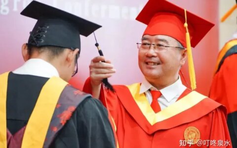 老师拨穗时男生直接亲上去 这是咋情况？（拔穗是干啥）