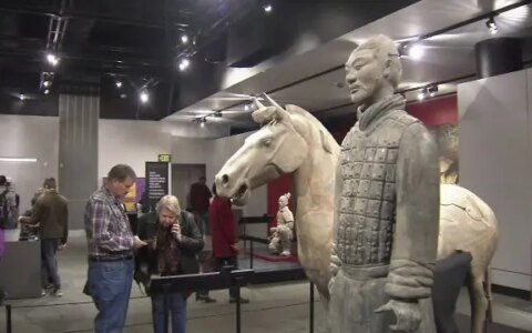 450万美元一尊的兵马俑在美展出，手指竟被折断偷走！这事道歉就算完？（兵马俑被掰断手指 结果）