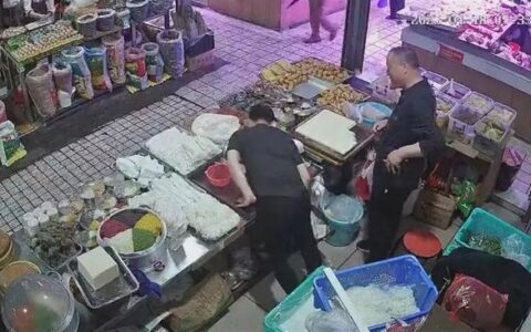 广西柳州一摊主被陌生人贴膏药后秒晕倒，膏药已送检（柳州地摊群）
