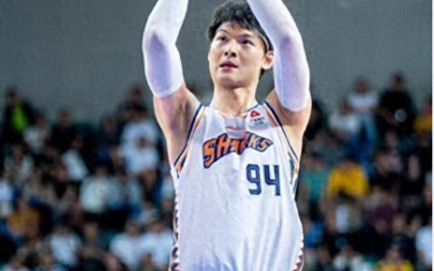 王哲林消极提前退赛原因曝光：主帅透露腿部拉伤 被队友搀扶上救护车