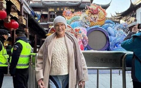 母亲梅耶游览上海豫园，马斯克留言：应该让更多人到中国旅游
