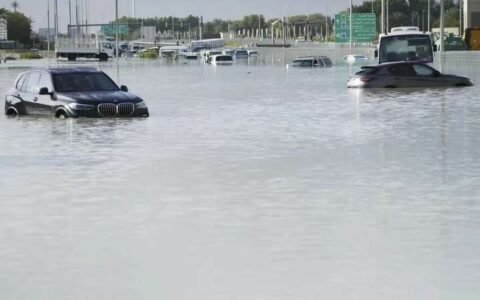 迪拜惊现绿色天空，一天时间下了一年的雨！机场成湖泊沙漠变泽国
